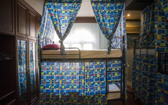 Mad Cow Hostel Si Lom