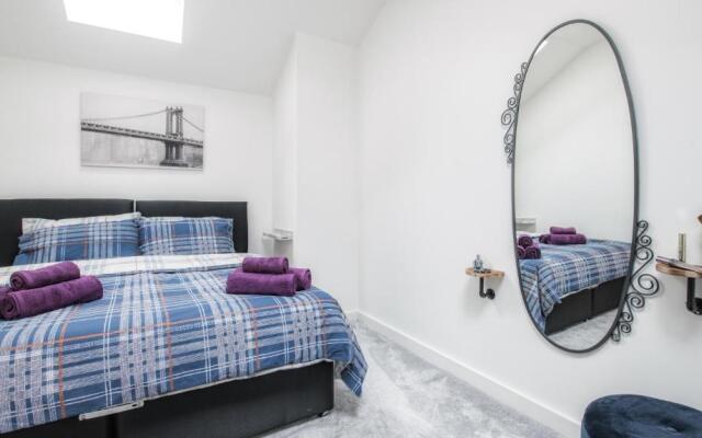 Stunning 2 bed with outside balcony, super king beds and 75’’ TV!