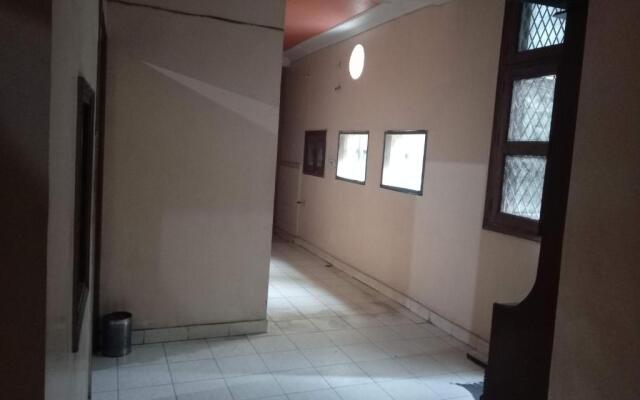 Yash Guest House 01 Minute Walk in Nizamuddin Railway Station