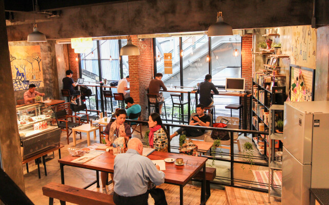 Thonglor Travellers Hostel & Cafe