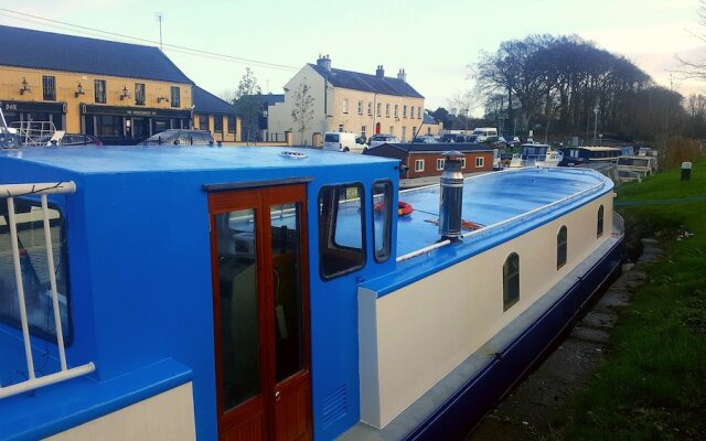 Roisin Dubh Houseboat