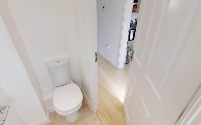 Stayzo - Cole Green Lane - Ideal for Your Next Staycation or Workcation Whole House With Wi-fi