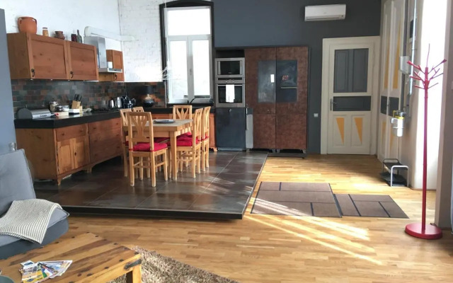 Cozy Loft at Opera