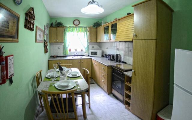 Village Corner 3 bedroom apartment with garage