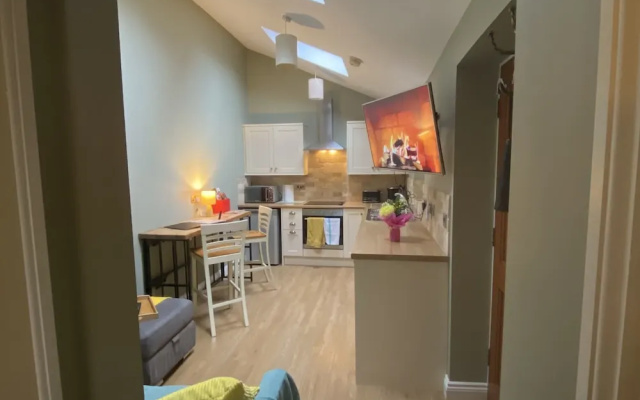 Private Annex, Parking, Wifi, 2mins to J48 A1 M1