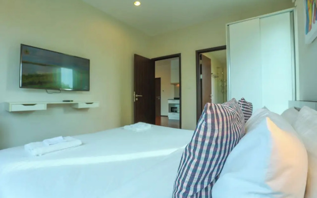 Chic Condo Just 100m from the Shore c130