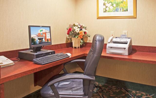 Holiday Inn Express & Suites Lenoir Cty by IHG