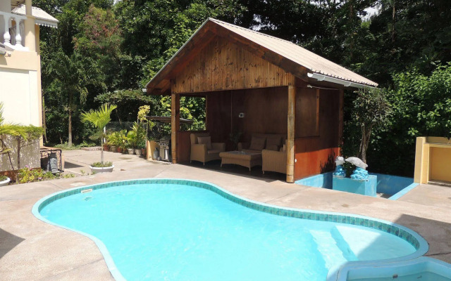 Reef Holiday Apartments