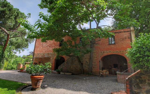 Cozy Villa in Sinalunga with Terrace