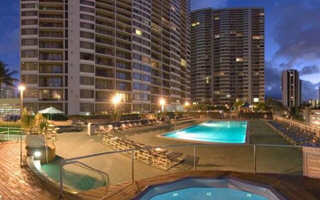 Waikiki Banyan - Ocean View Tower 1 Suite 2210