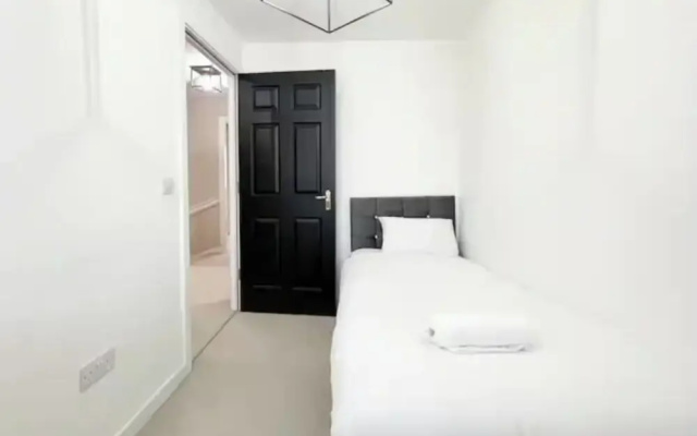 Charming 3 Bed Home in Stepps, Glasgow - Garden & Patio
