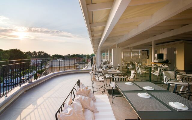 Neikos Luxury Suites