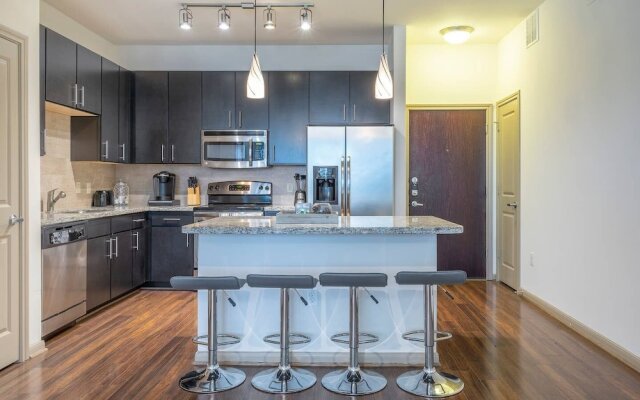 Luxurious Modern Midtown Cozy/fully Equipped Condo -