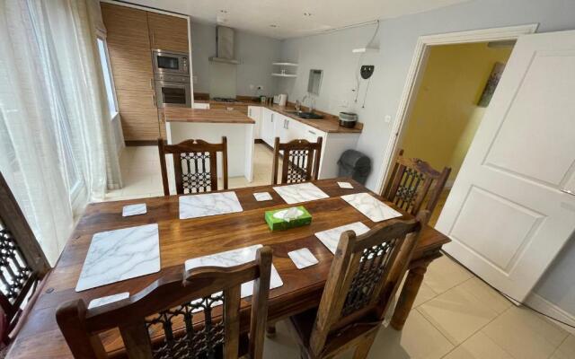 Holiday Home In Cardiff, Sleeps 8
