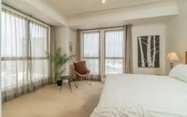 Spacious Apartment - Parking, Gym And Pool Access!
