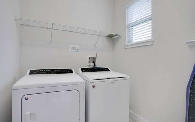 Stylish Family Home Sleeps 22 Enc101