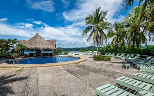 2-bedroom Beachfront Condo With Pool