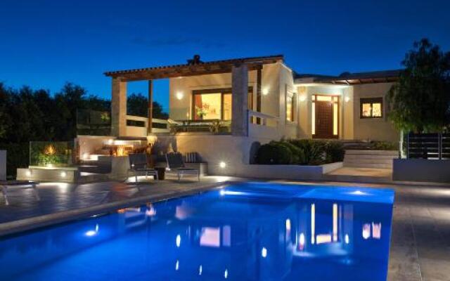 Villa Ampelaki - with heated pool