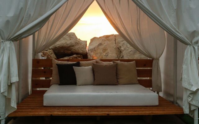 Four Seasons Hotel and Beach Resort