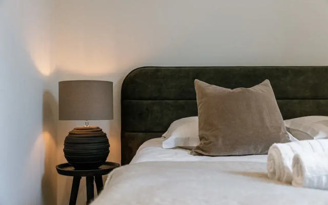 Serene Dikefront Apartment With en Suite Bedrooms and Stunning Views