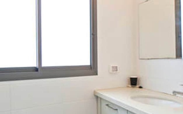Charming 2 BR Parking Near Beach