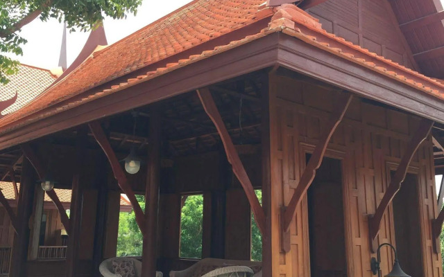 Luang Chumni Village