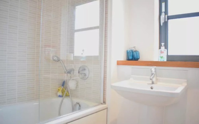 2 Bedroom Flat In Limehouse