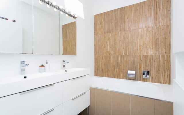 Beachside Apartment with Stunning Views & Parking