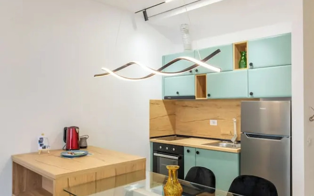 Tirent Apartment-Modern 1-Bedroom Stay Near Liqeni i Thatë