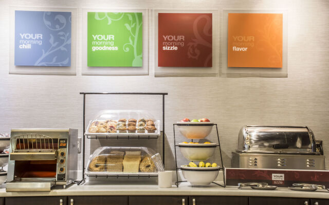 Comfort Hotel & Suites