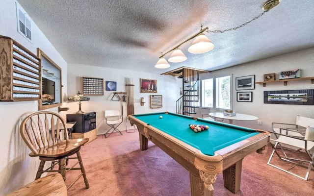Bright Cloudcroft Condo w/ Game Room + Deck!