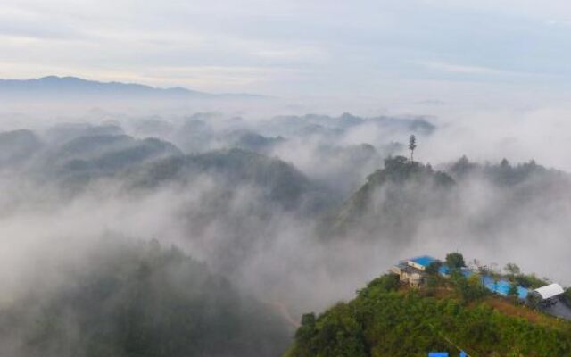 Zizai Pingjiang Wild Luxury Resort