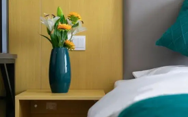 Yunshang E-sports Film Hotel