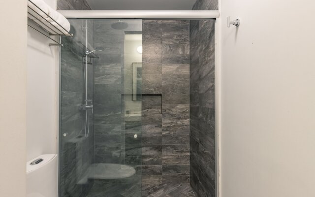 1BR Top Floor in an Art Deco Building!