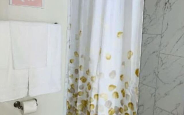 Charming Bungalow Near Historic Downtown