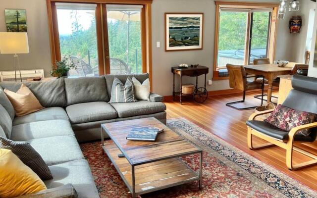 Beautiful 2 bedroom home with ocean and sunset views