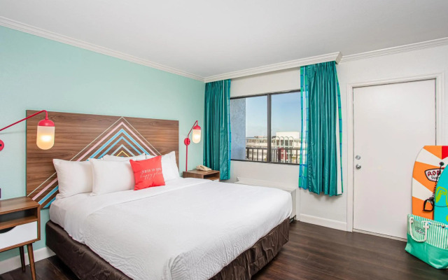 Beachside Hotel & Suites