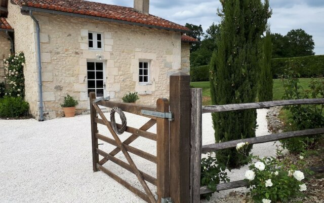 Beautiful Holiday Home with Swimming Pool, Walking Distance From the Centre of Verteillac