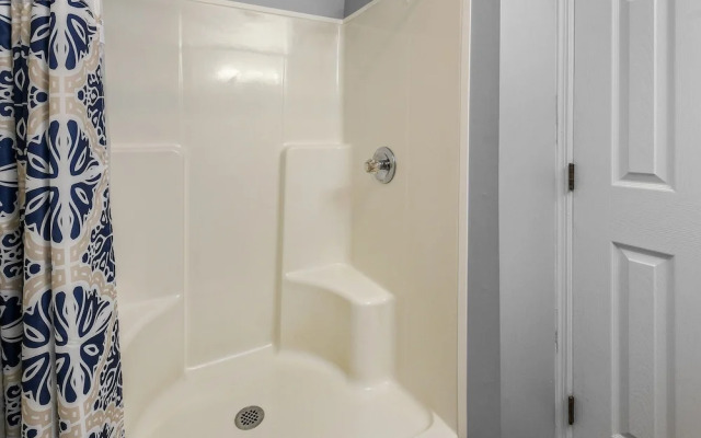 Rotties' 2 Bedroom Home by RedAwning