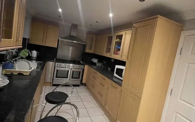 Luxurious 6-bed Entire House in London Ilford