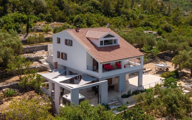 Amazing Home in Blato with Hot Tub, WiFi & 5 Bedrooms
