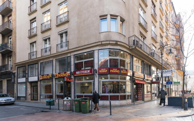 Sunny Studio with balcony in Party District