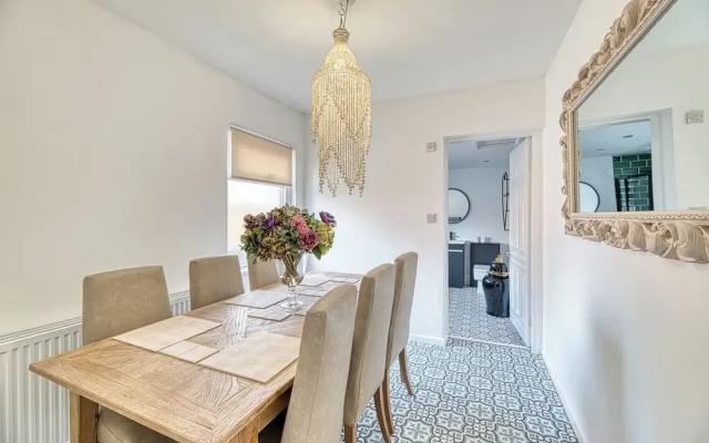 Three Bed Apartment by Guestz