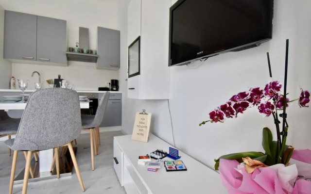 Bright and spacious apartment with grill ***