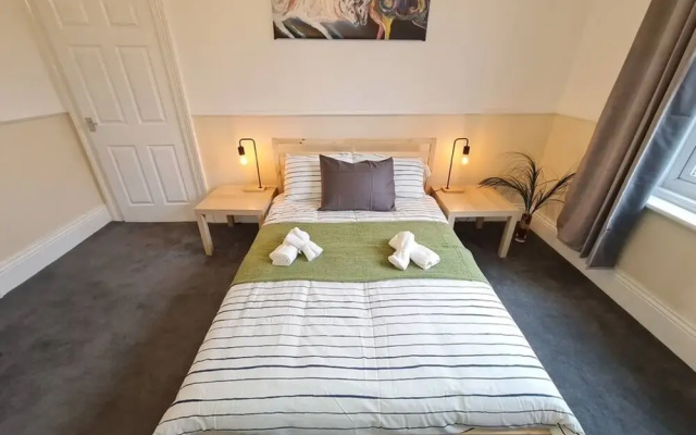 Large 3 Bed Flat Free Parking