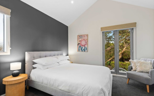 Chic 2-bed Home By Bustling Shops – Guest Rooms – Melbourne