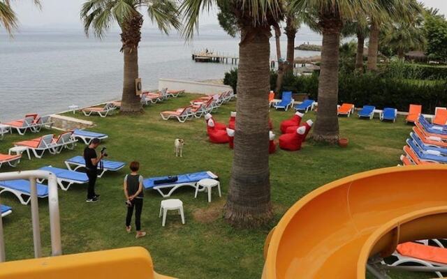 Bella Pino Beach Club Hotel