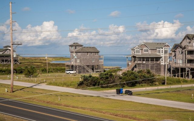 Hatteras Hideaway 3 Bedroom Cottage by RedAwning