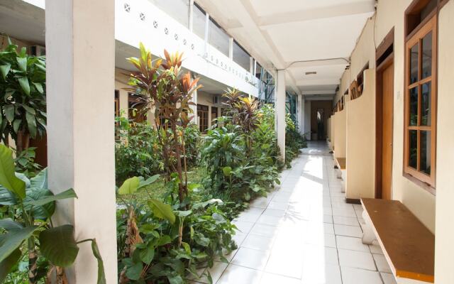 RedDoorz near Plaza Araya