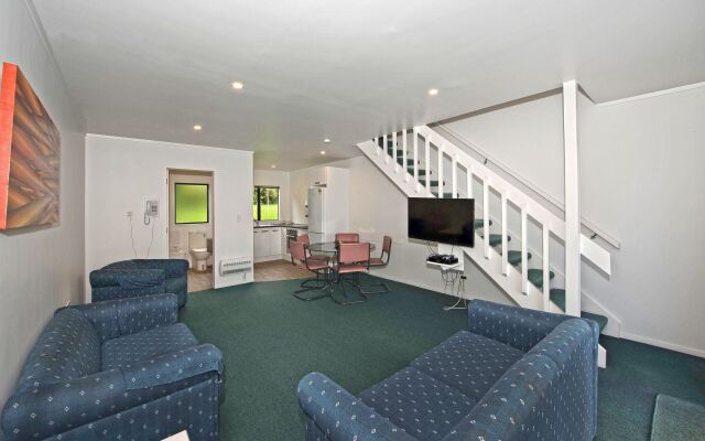 Camellia Court Motel